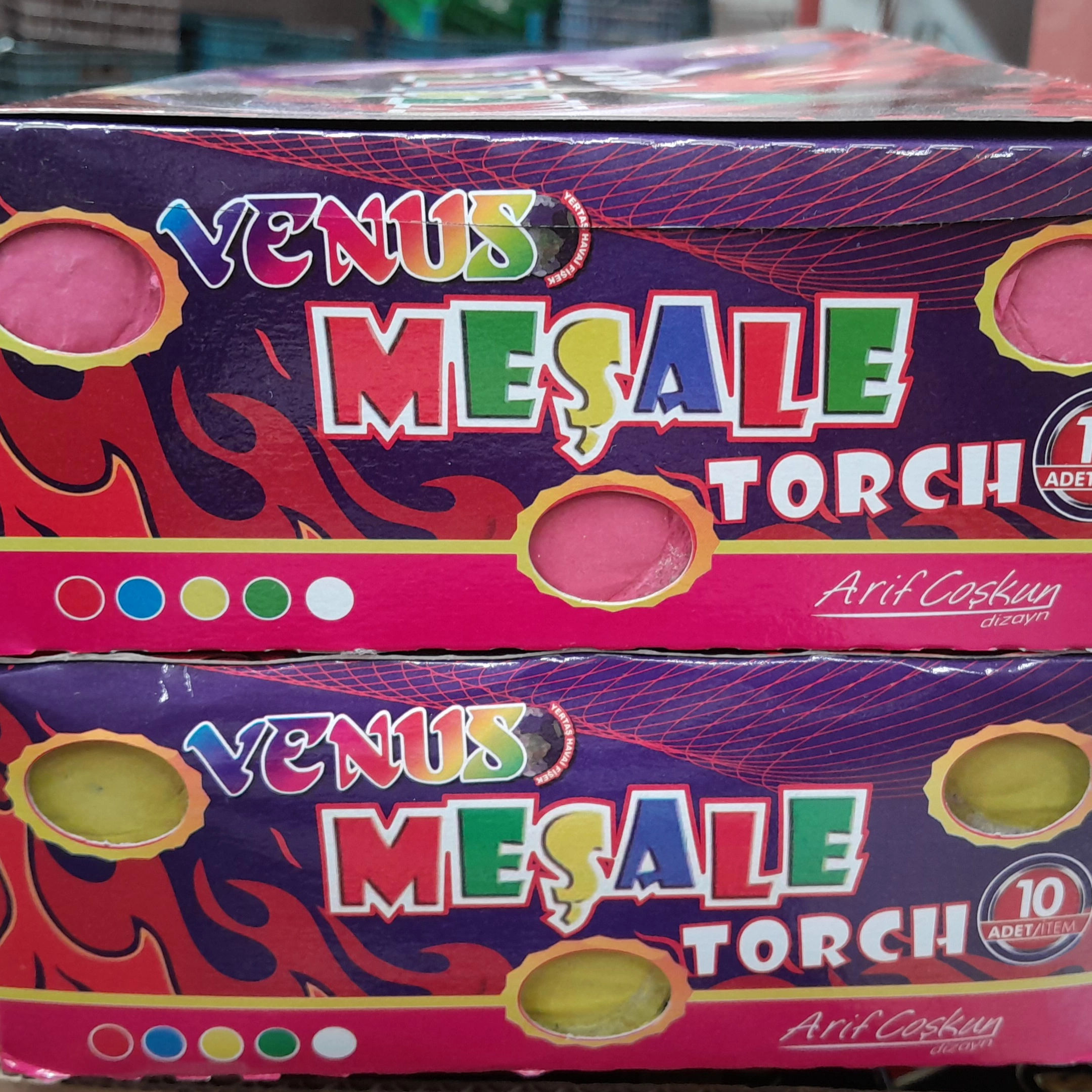Troy marka mavi meşale, yanarken görüntülenmiş